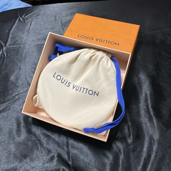 Louis Vuitton gray belt - Picture 2 of 4